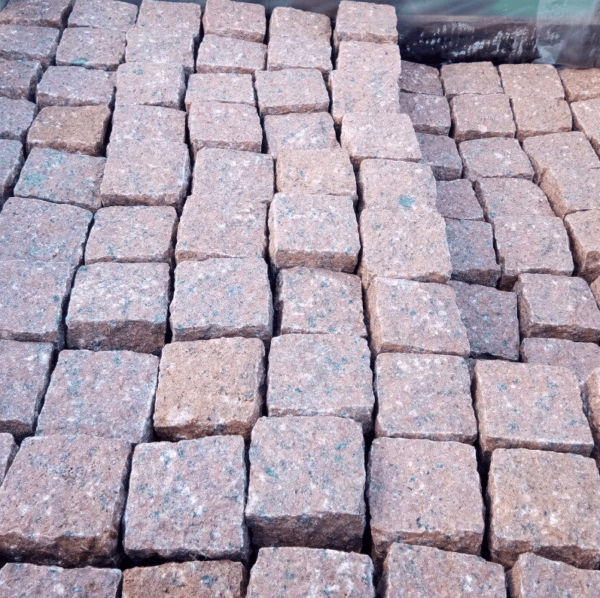 Đá cubic 20x10x10cm granite đỏ Bình Định chẻ tay